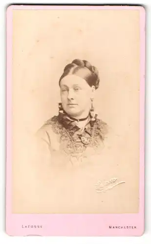 Fotografie Lafosse, Manchester, Portrait Dame in bestickter Bluse & Hochsteckfrisur