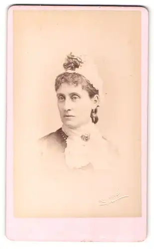 Fotografie Lafosse, Manchester, Portrait junge Dame mit Kopfschmuck