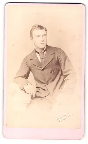 Fotografie Lafosse, Manchester, Portrait junger Mann im Anzug mit Krawatte