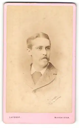 Fotografie Lafosse, Manchester, Portrait junger Herr mit Schnauzer & Krawatte