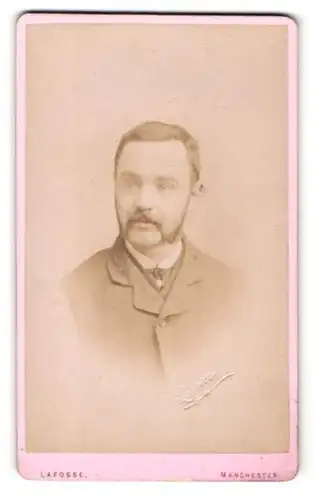 Fotografie Lafosse, Manchester, Portrait junger Mann im Mantel