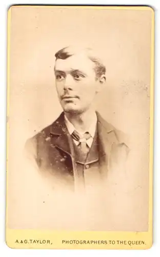 Fotografie A & G Taylor, Stockton, Portrait Knabe im Anzug mit Krawatte