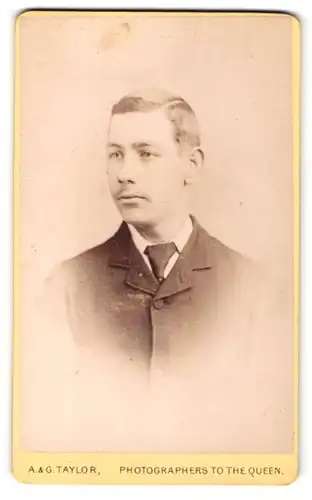 Fotografie A & G Taylor, Stockton, Portrait junger Mann im Anzug mit Krawatte