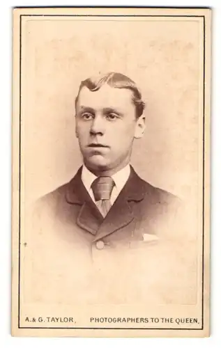 Fotografie A & G Taylor, Stockton, Portrait junger Herr im Anzug mit Krawatte