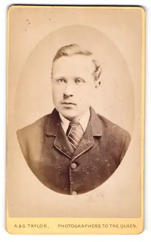 Fotografie A & G Taylor, Bishop Auckland, Portrait junger Mann im Anzug mit Krawatte