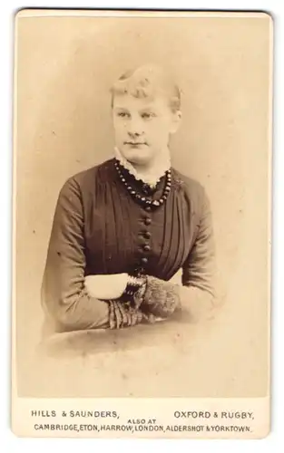 Fotografie Hills & Saunders, Oxford, Dame im Kleid mit Halskette und Armreif