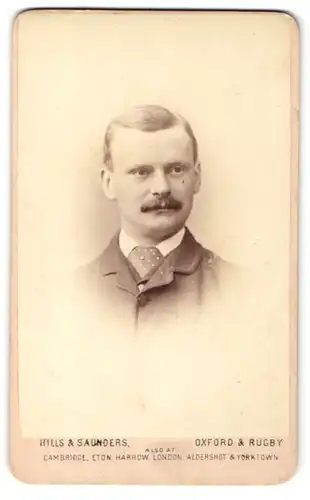 Fotografie Hills & Saunders, Oxford, Mann mit gepunkteter Krawatte im Anzug