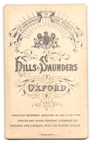 Fotografie Hills & Saunders, Oxford, junges Mädchen in weissem Kleid mit Fotoalbum
