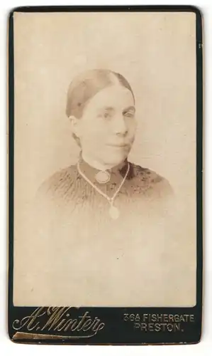 Fotografie A. Winter, Preston, Dame mit Brosche und Halskette