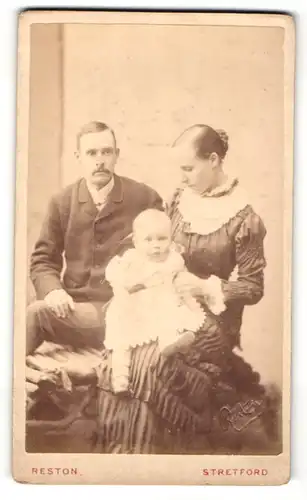Fotografie Reston, Stretford, junges Paar mit Baby