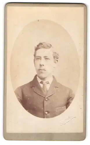 Fotografie Le Chevalier Lafosse, Manchester, Mann in Anzug