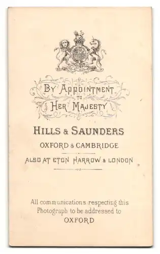 Fotografie Hills & Saunders, Oxford, Frau mit Dutt und Halskette mit Amulett