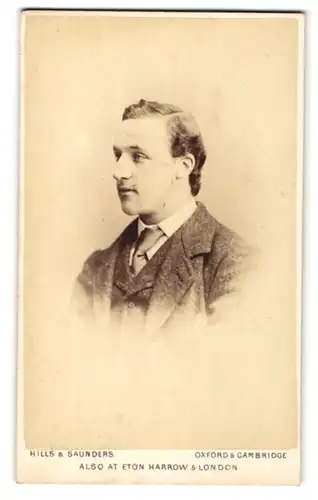 Fotografie Hills & Saunders, Oxford, Mann im Anzug mit Binder