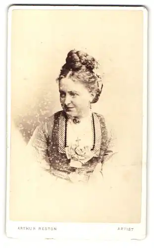 Fotografie Arthur Reston, London, Frau mit hochgeflochtenen Haaren und Kreuz an Halskette
