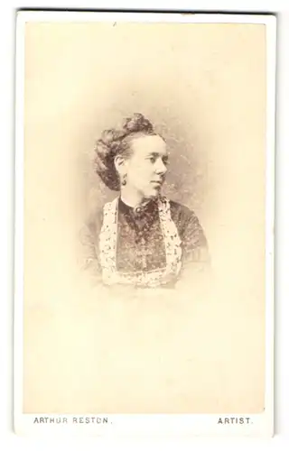 Fotografie Arthur Reston, Stretford, Frau mit geflochtenen Haaren und Kreuz an der Halskette