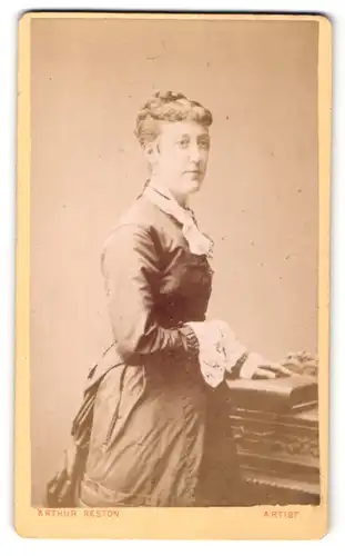 Fotografie Arthur Reston, Stretford, Frau im Kleid mit Hand auf Buch