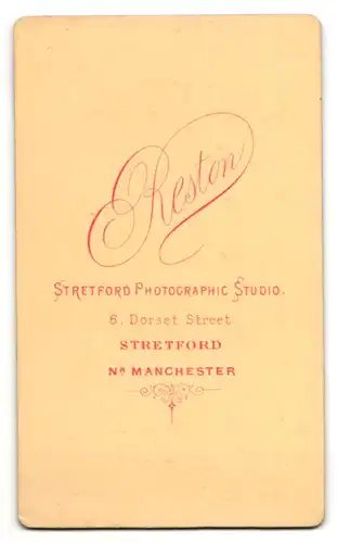 Fotografie Arthur Reston, Stretford, Frau im Kleid mit Hand auf Buch