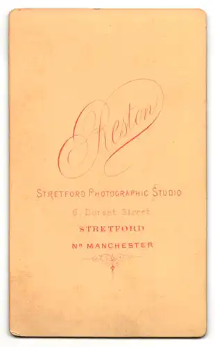 Fotografie Arthur Reston, Stretford, Mann im Mantel mit Binder und ausgeprägtem Mittelscheitel