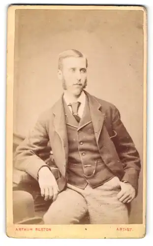 Fotografie Arthur Reston, Stretford, Mann im Anzug sitzend mit Kotletten
