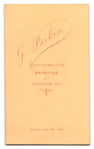 Fotografie G. Parkin, Brampton, Kleinkind im Kleidchen auf Sessel sitzend