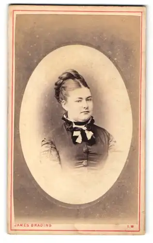 Fotografie James Brading, Newport, junge Frau mit geflochtenen und hochgesteckten Haaren