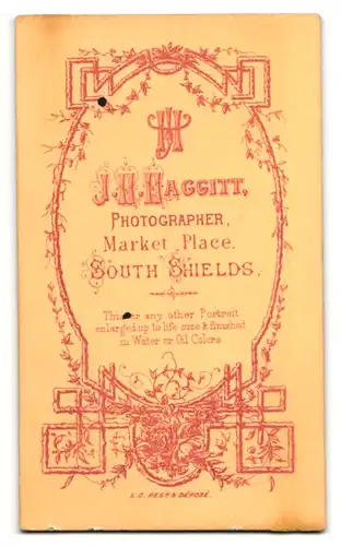 Fotografie J. H. Haggit, South Shields, Mann im Anzug mit schmaler Fliege und Backenbart