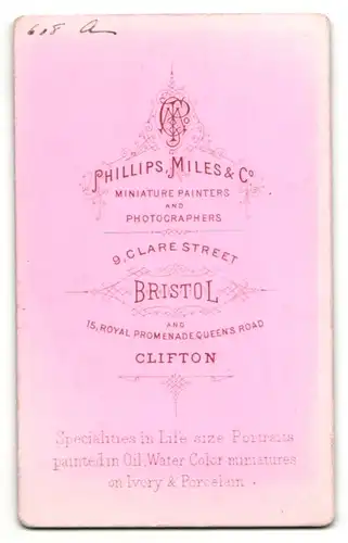 Fotografie Phillips, Miles & Co., Bristol, Mädchen mit eingedrehten Haaren und Halsband