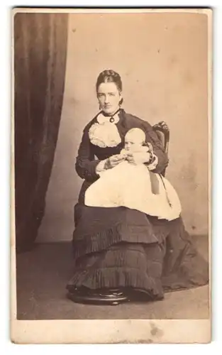Fotografie J. Ballantine, Cumnock, junge Frau im Kleid sitzend mit Baby auf dem Schoss