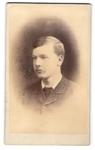 Fotografie J. Ballantine, Cumnock, junger Mann im Mantel mit leichtem Oberlippenbart und Seitenscheitel