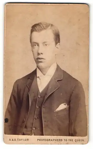 Fotografie A. & G. Taylor, Stockton, junger Mann im Anzug mit Seitenscheitel