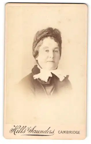 Fotografie Hills Saunders, Cambridge, alte Dame mit Halstuch und Kopfbedeckung