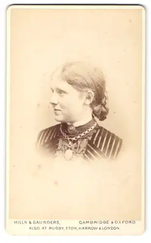 Fotografie Hills & Saunders, Cambridge, Frau mit geflochtenem Zopf und breiter Halskette