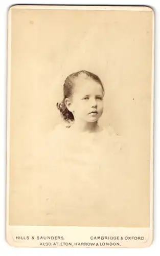 Fotografie Hills & Saunders, Cambridge, kleines Mädchen mit Pausbäckchen und nach hinten gebundenen Haaren