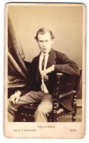 Fotografie Hills & Saunders, Harrow, Mann im Anzug mit Krawatte, sitzend
