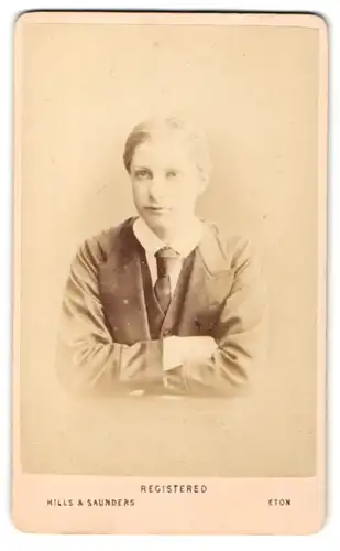 Fotografie Hills & Saunders, Harrow, Junger Mann im Anzug mit Krawatte