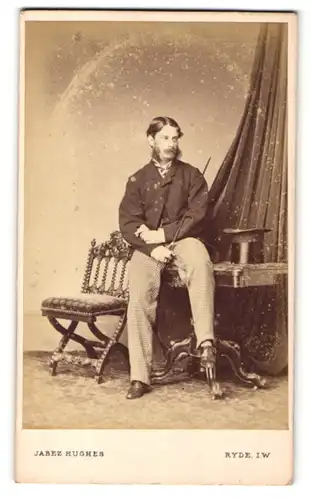 Fotografie Jabez Hughes, Ryde, I. W., Mann mit Backenbart und Hut, sitzend