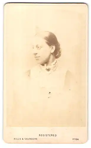 Fotografie Hills & Saunders, Eton, Frau im Seitenprofil mit zurückgesteckten Haaren