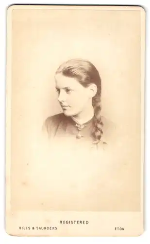 Fotografie Hills & Saunders, Eton, Frau mit Haarflechte im Seitenprofil