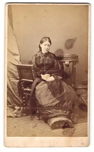 Fotografie Hills & Saunders, Eton, Frau im langen Kleid sitzt mit Buch