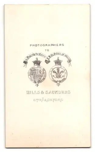 Fotografie Hills & Saunders, Eton, Frau im Kleid mit Papierblatt