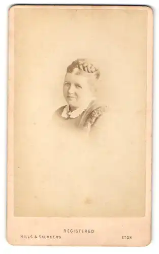 Fotografie Hills & Saunders, Eton, Portrait Dame mit Flechtfrisur