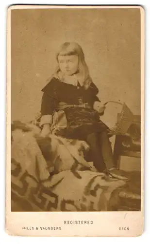 Fotografie Hills & Saunders, Eton, Portrait niedliches Mädchen mit Flechtkorb