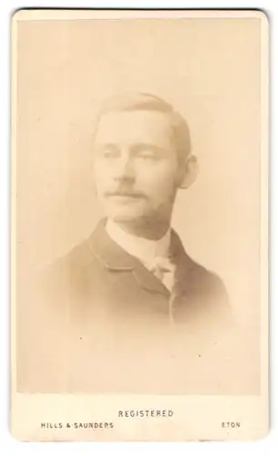 Fotografie Hills & Saunders, Eton, Portrait junger Herr im Anzug mit Schnauzbart