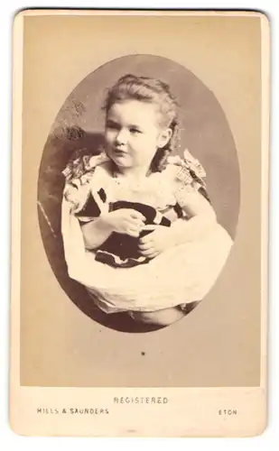 Fotografie Hills & Saunders, Eton, Portrait niedliches Mädchen mit Puppe im Arm