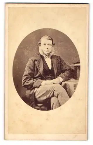 Fotografie Hills & Saunders, Eton, Portrait eleganter Herr mit Backenbart