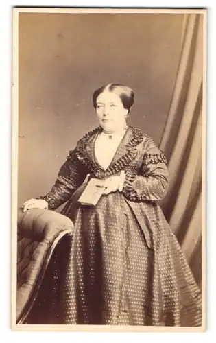 Fotografie Hills & Saunders, Cambridge, Portrait Dame im eleganten weiten Kleid