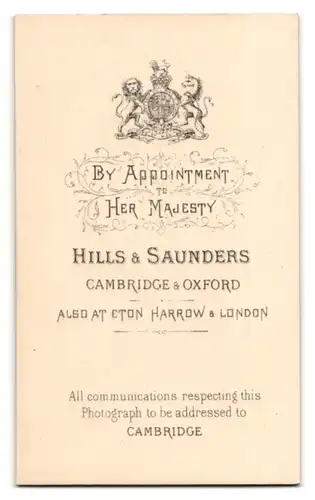 Fotografie Hills & Saunders, Cambridge, Portrait Dame im eleganten weiten Kleid