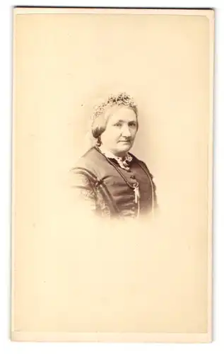 Fotografie Hills & Saunders, Cambridge, Portrait ältere Dame mit Haube