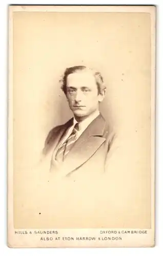 Fotografie Hills & Saunders, Oxford, Portrait bürgerlicher Herr im Anzug mit Krawatte