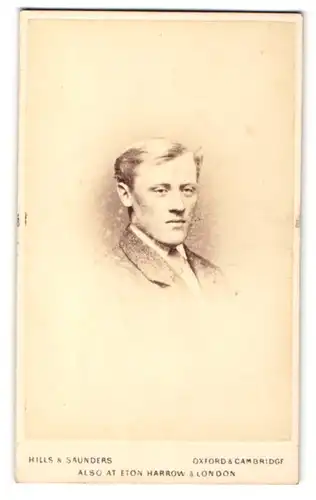 Fotografie Hills & Saunders, Oxford, Portrait blonder junger Herr im Anzug